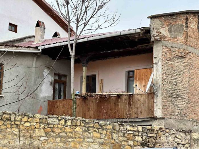 Balkondan Girdikleri Evde Değerli Eşya Bulamayınca Kombi Ve Televizyonları Çaldılar