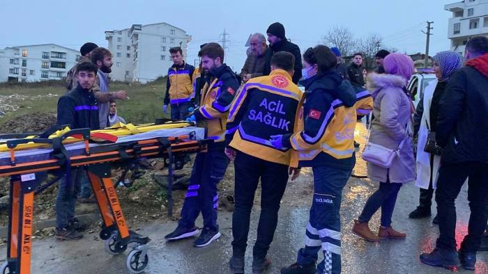 Taksi İle Çarpışan Araç Araziye Uçtu: 4 Yaralı