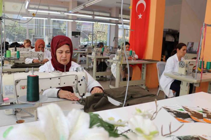 Belediye Personelinin İş Kıyafeti Tortek’te Üretiliyor