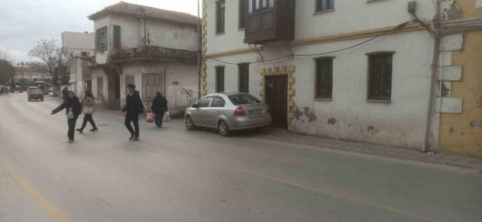 Milas’ta Motosiklet İle Otomobil Çarpıştı, Bir Çocuk Yaralandı