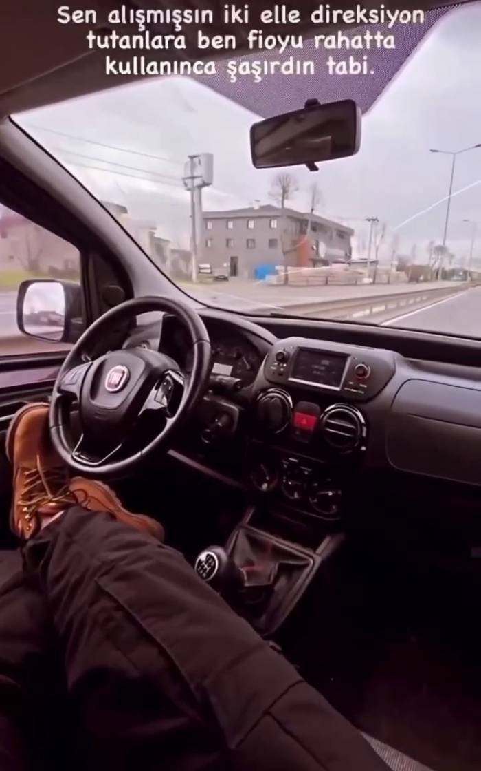 Yolcu Koltuğuna Geçip Ayaklarıyla Direksiyonu Kontrol Etti