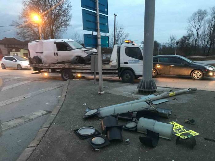 Kazaya Karışan Araçta Yangın Çıktı: 1 Yaralı