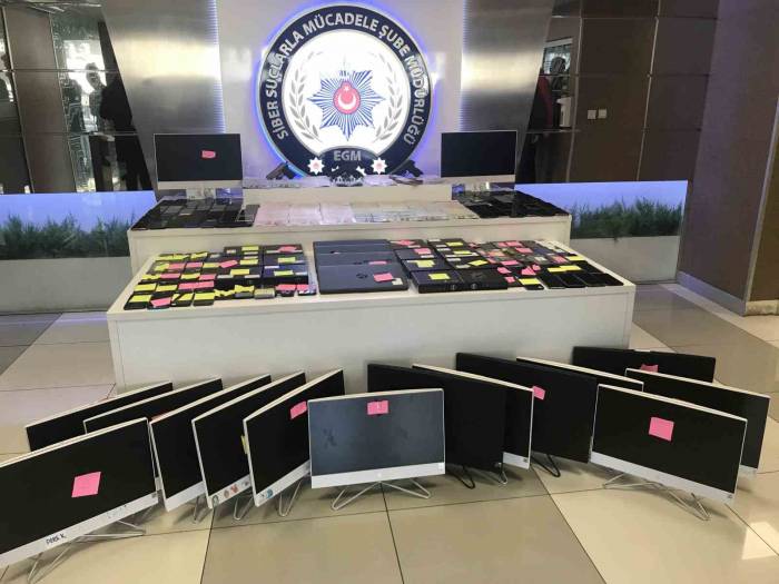 Uluslararası Dolandırıcılık Şebekesinden Ele Geçirilen Malzemeler Emniyette Sergilendi