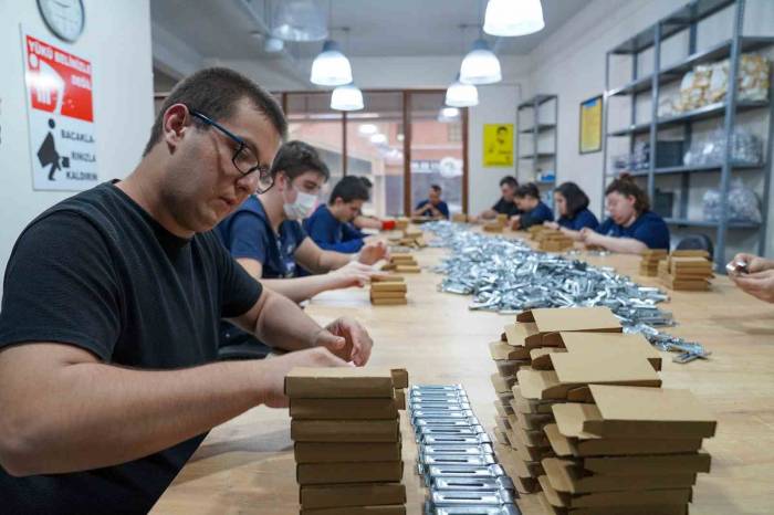 Üretmeyi Öğrenip İş Gücüne Katılırken Başarmanın Mutluluğunu Da Yaşıyorlar