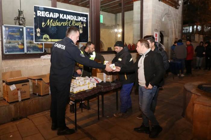 Zabıta Ekiplerinden Kandil Simidi Dağıtımı