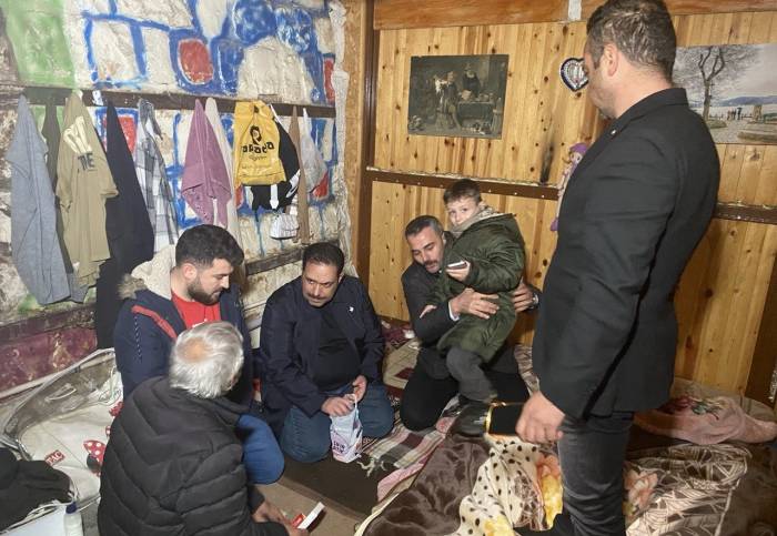 Kulübede Yaşayan Dede Ve Toruna Duyarsız Kalınmadı