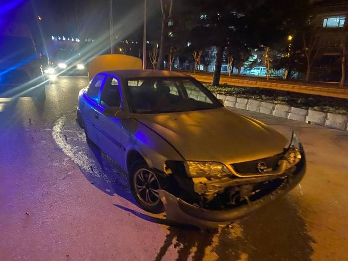 Kaldırıma Çarpan Otomobilde 2 Kişi Yaralandı