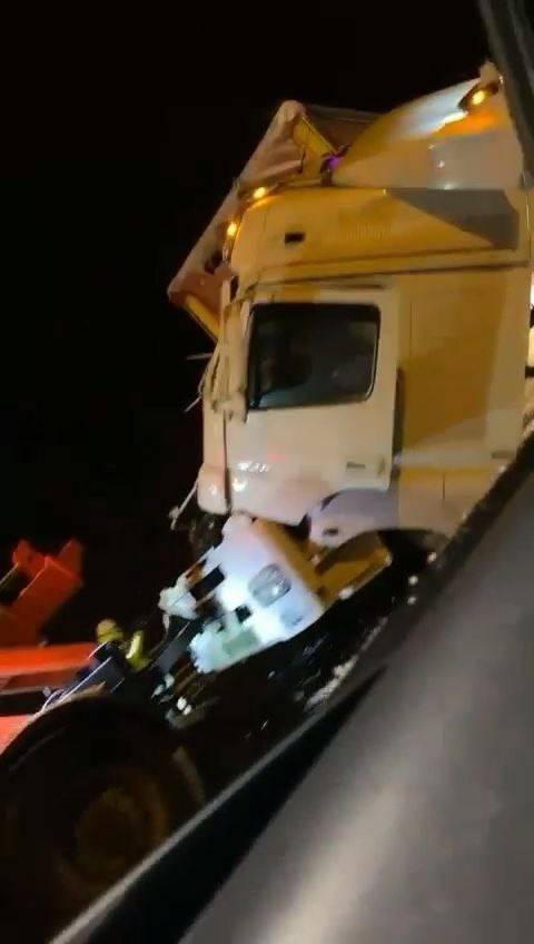 Karlı Havada Aniden Duran Tıra Çarptı: Tırın Kupası Düştü