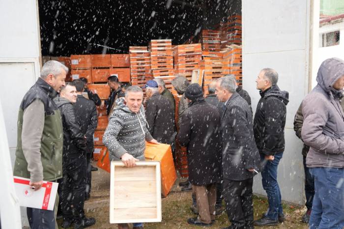 ’arı Ürünleri Üretim Projesi’ İle Arı Üreticilerine Kovan Dağıtımı Yapıldı