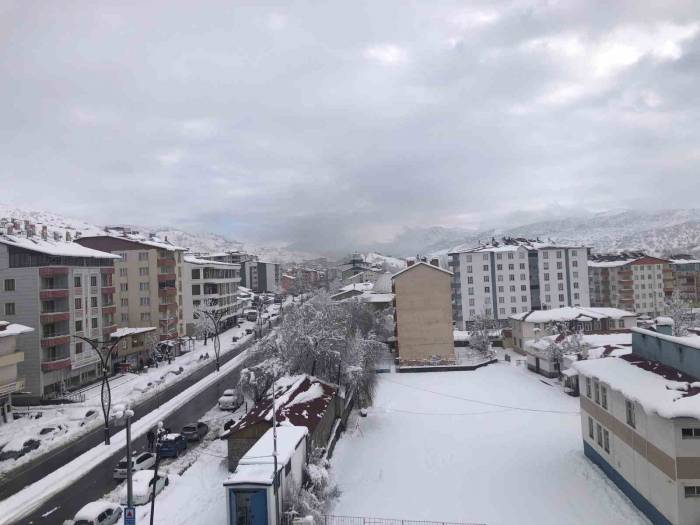 Hizan’da Araçlar Kara Gömüldü