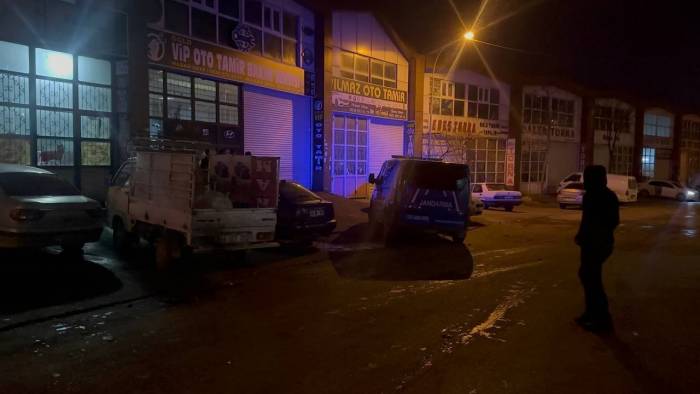 Oto Sanayi Esnafı İle Müşteriler Arasında Silahlı Kavga: 1’i Ağır 3 Yaralı