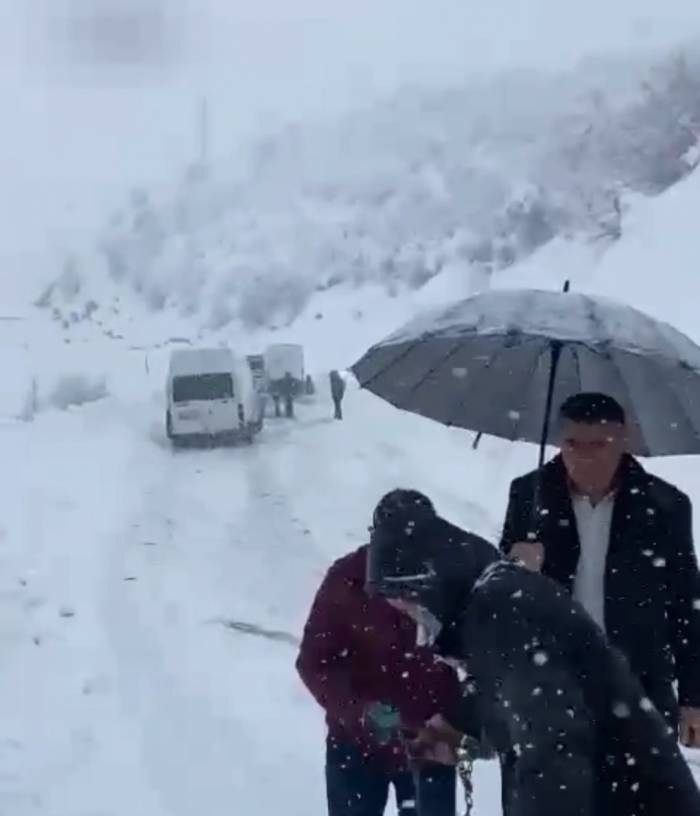 Şemdinli Yolunda Onlarca Araç Mahsur Kaldı