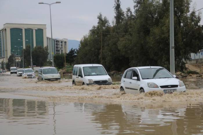 Göle Dönen Cadde Sürücülere Zor Anlar Yaşattı