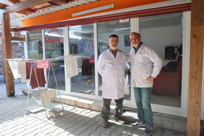 30 Yıllık Arkadaşlık, Deprem Sonrası Konteyner İş Yerinde Mesai Arkadaşlığına Döndü