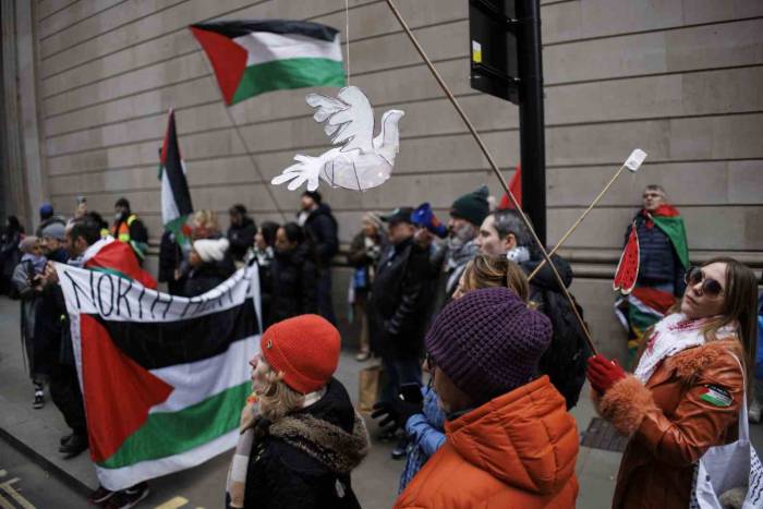 İngiltere’de Binlerce Kişi Gazze’de Ateşkes İçin Yürüdü