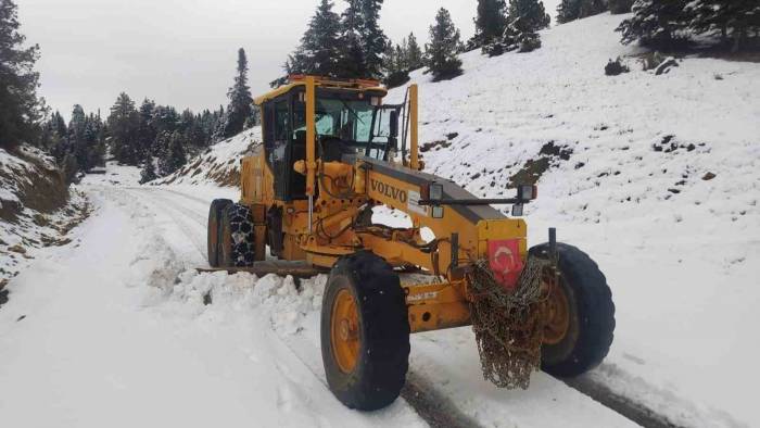 Kahramanmaraş Büyükşehir Belediyesi, Göksun’da Kış Şartlarıyla Mücadelesini Sürdürüyor