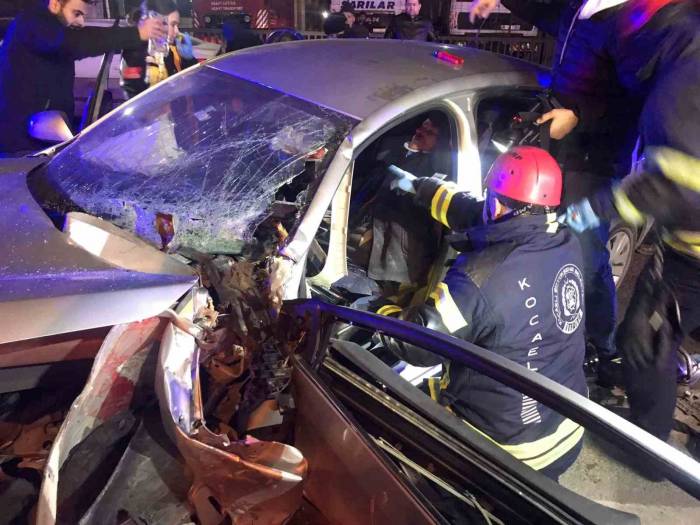 Otomobil Bariyere Saplantı: 4 Yaralı