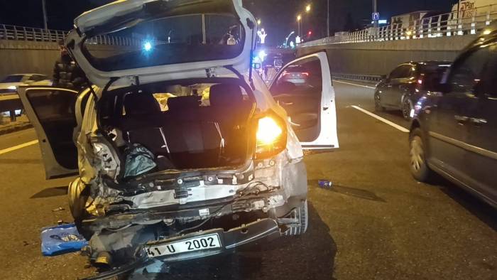 Çarpışan İki Otomobilin Tekerleri Yola Savruldu: 1 Yaralı
