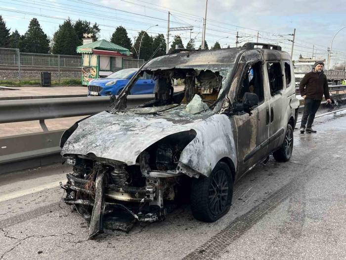 D-100’de Hafif Ticari Araç Alev Alev Yandı