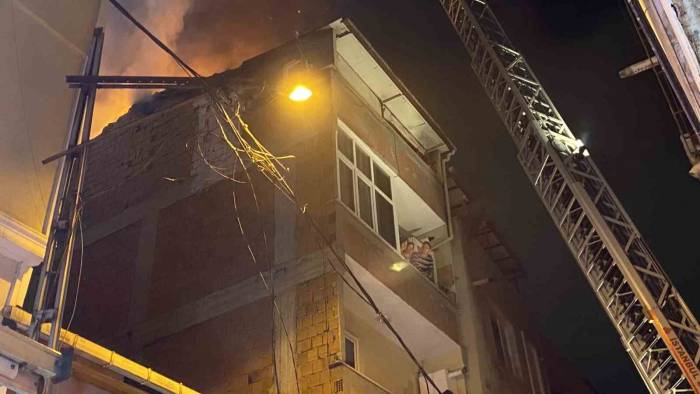 Kağıthane’de Korkutan Yangın: Alevler 3 Binayı Sardı