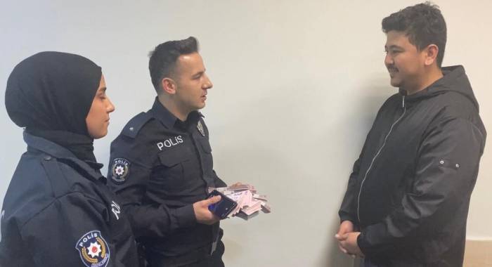 Maslak’ta Para Dolu Çantasını Unutan Çinliye Türk Polisinden Yardım: Para Dolu Çanta Sahibine Teslim Edildi