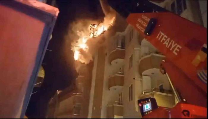 Yangında 8 Yaşındaki Çocuk Ailesini Uyandırıp Ölümden Kurtardı