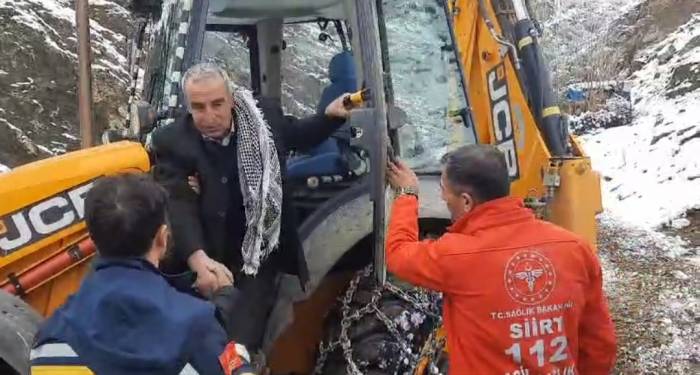 Siirt’te Kar Ve Tipi Nedeniyle Mahsur Kalan Vatandaşların İmdadına Karla Mücadele Ekipleri Yetişti