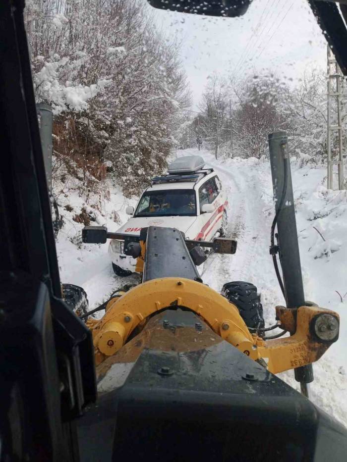 Sinop’ta Karla Kaplı Yol Açılarak Hastaya Müdahale Edildi