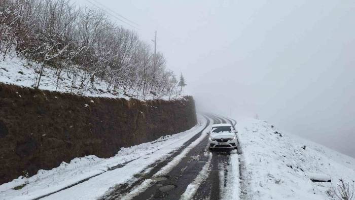 Trabzon’da Kar Yağışı Yüksek Kesimlerde Etkili Oluyor