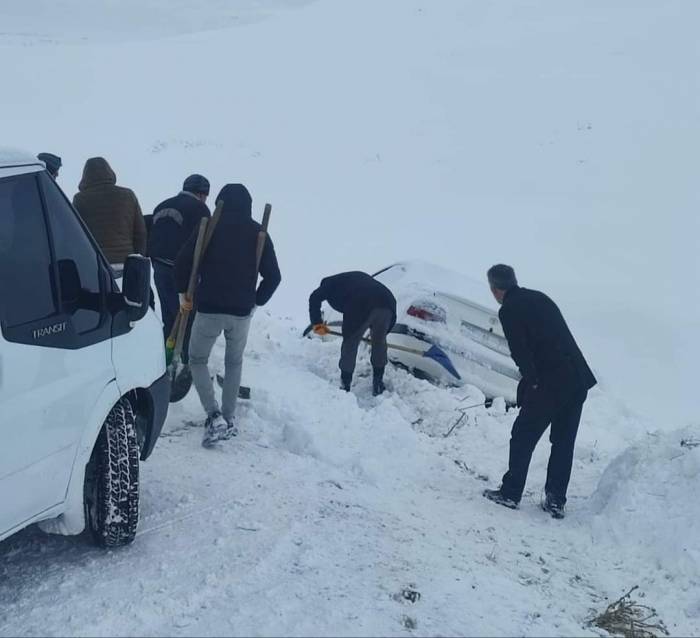 Özalp’ta Kar Nedeniyle Yolda Kalan Araçlar Kurtarıldı