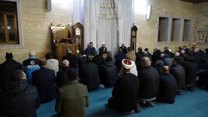 Tatvan’da Sabah Namazında Buluşan Vatandaşlar Şehitler İçin Dua Etti