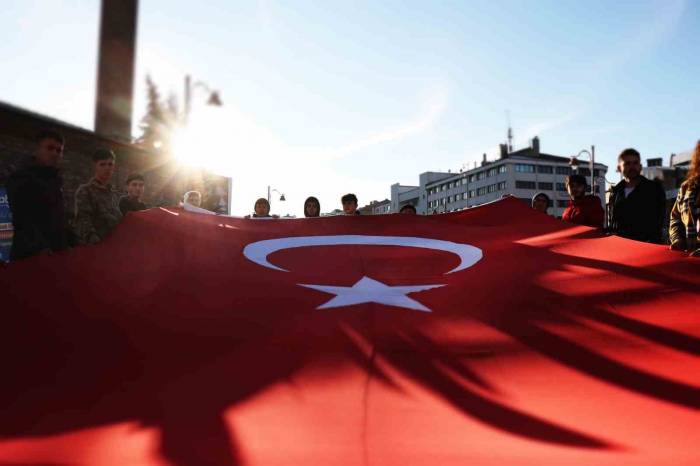 Bolu’da 20 Kişiyle Şehitleri Anma Yürüyüşü Düzenlendi