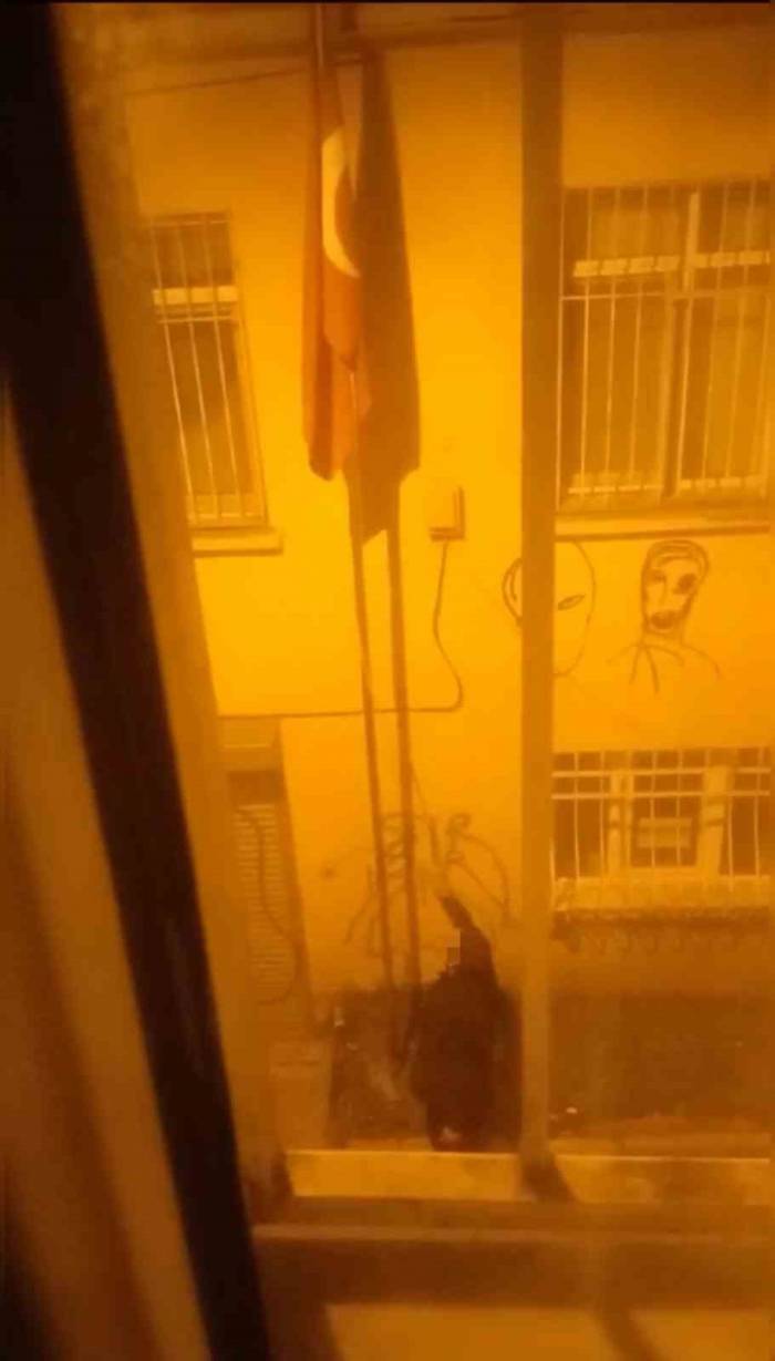 Cihangir’de Türk Bayrağını İndirme Tartışması Kamerada