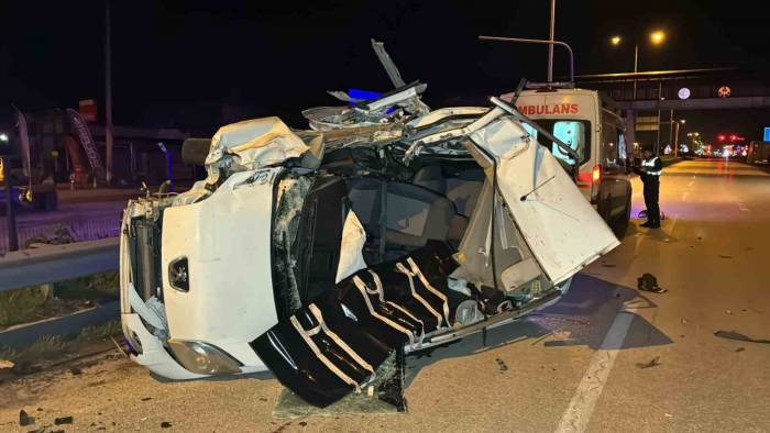 Tıra Arkadan Çarpan Ticari Araç Hurda Yığınına Döndü: 1 Ölü, 1 Yaralı