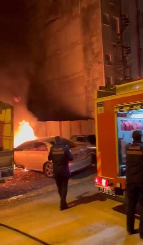 Elazığ’da Park Halindeki Araç Yandı