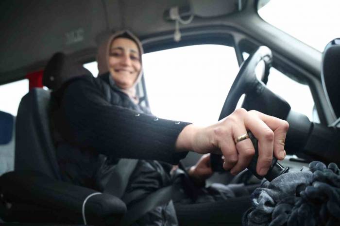 Şoför Bulamayınca Direksiyona Kendisi Geçti, Erkeklere Taş Çıkartıyor