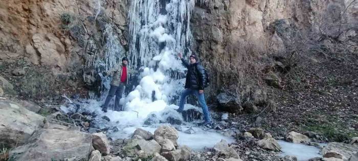 Amasya’da Su Atan Şelalesi Buz Tuttu