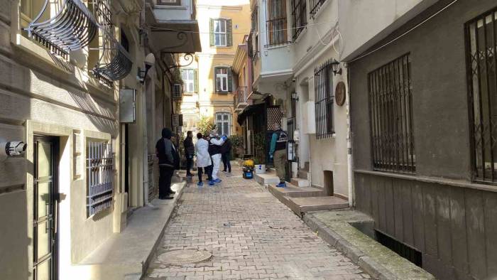 Galata’da Şüpheli Ölüm: Norveçli Turist Ölü Bulundu, Yunan Turist Hastanede