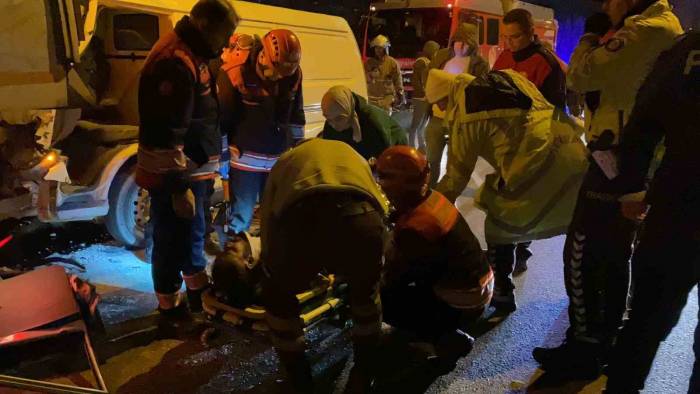 Belediye Kamyonuna Çarpan Sürücü, Sıkışan Araçtan Güçlükle Kurtarıldı