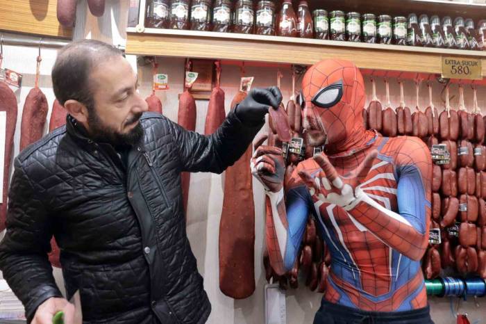 Spider-man Kayseri Pastırmasını İlk Kez Yedi, Tadına Bayıldı