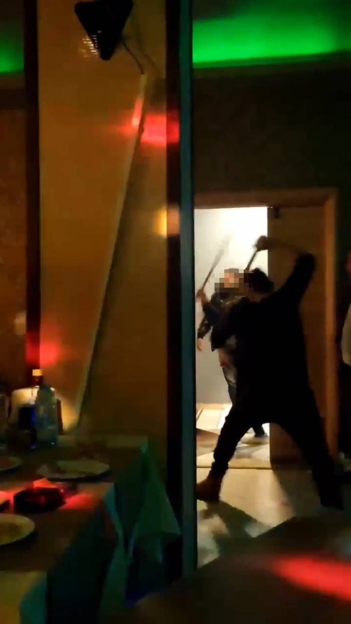Restoranda Kavga, Sopalarla Saldırdılar