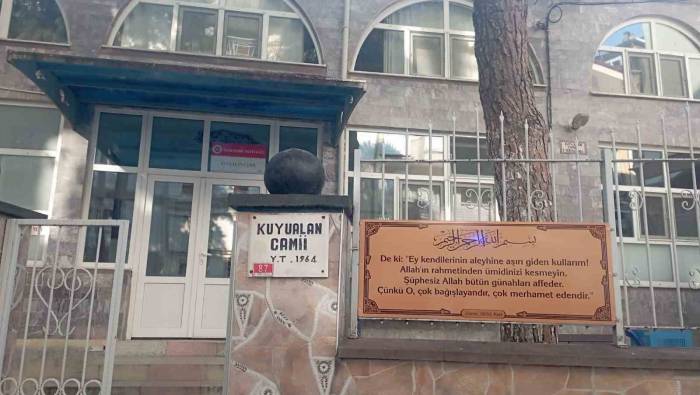 Cami Tuvaletinde Ölü Bulundu