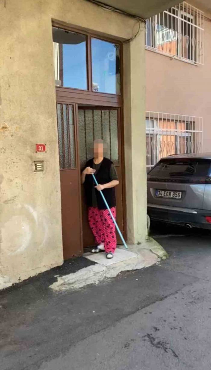 Sarıyer’de Sopalı Kadın Ev Sahibi, Kiracısına "evimden Çıkacaksın” Diyerek Saldırdı