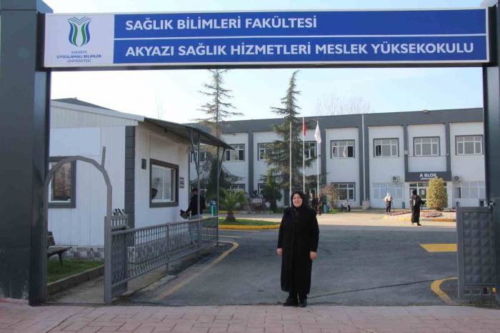 56 Yaşında Üniversite Kazandı, Şimdi Hemşire Olmak İçin Dirsek Çürütüyor