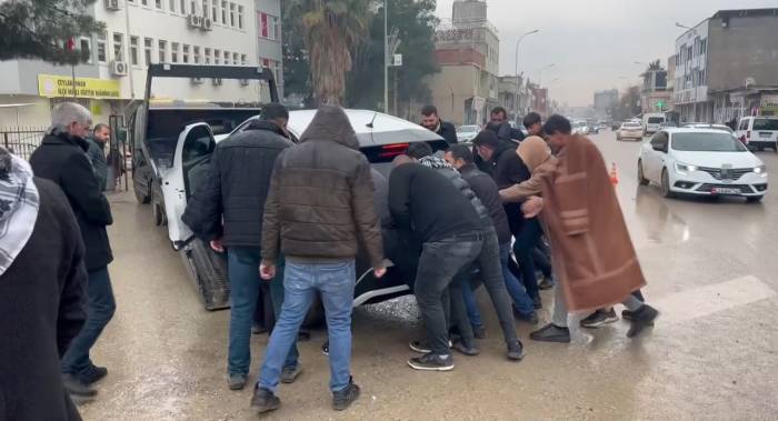 Kaza Yapan Aracı Sallaya Sallaya Çekiciye Yüklemeye Çalıştılar