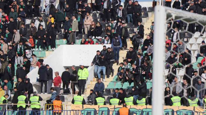 Sahaya Sis Ve Su Atan Taraftar Gözaltına Alındı