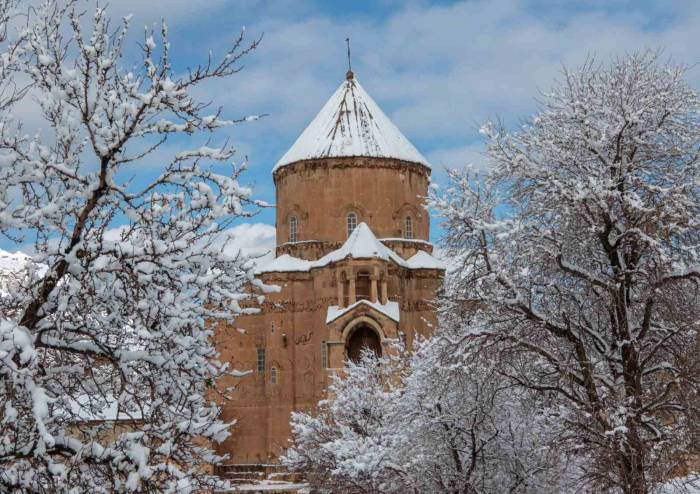 Van Büyükşehir Belediyesi Kursiyerler Akdamar Adası’nı Fotoğrafladı