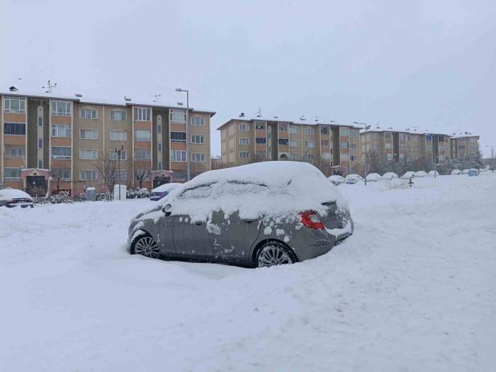 Van Kar Hapsinde: 671 Yerleşim Yerinin Yolu Ulaşıma Kapandı