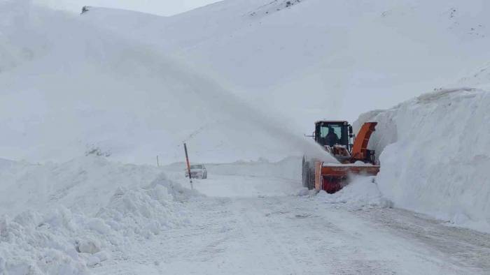 Van-bahçesaray Karabet Geçidi’nde Kar Kalınlığı 2 Metre 64 Santimetreye Ulaştı