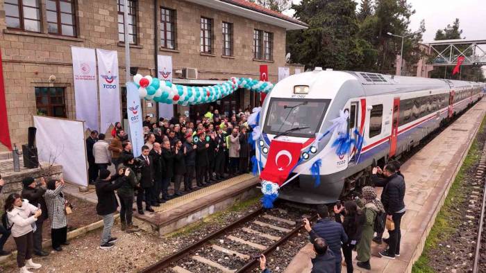 Burdur 15 Yıl Sonra Yolcu Trenine Güller Ekspres İle Kavuştu